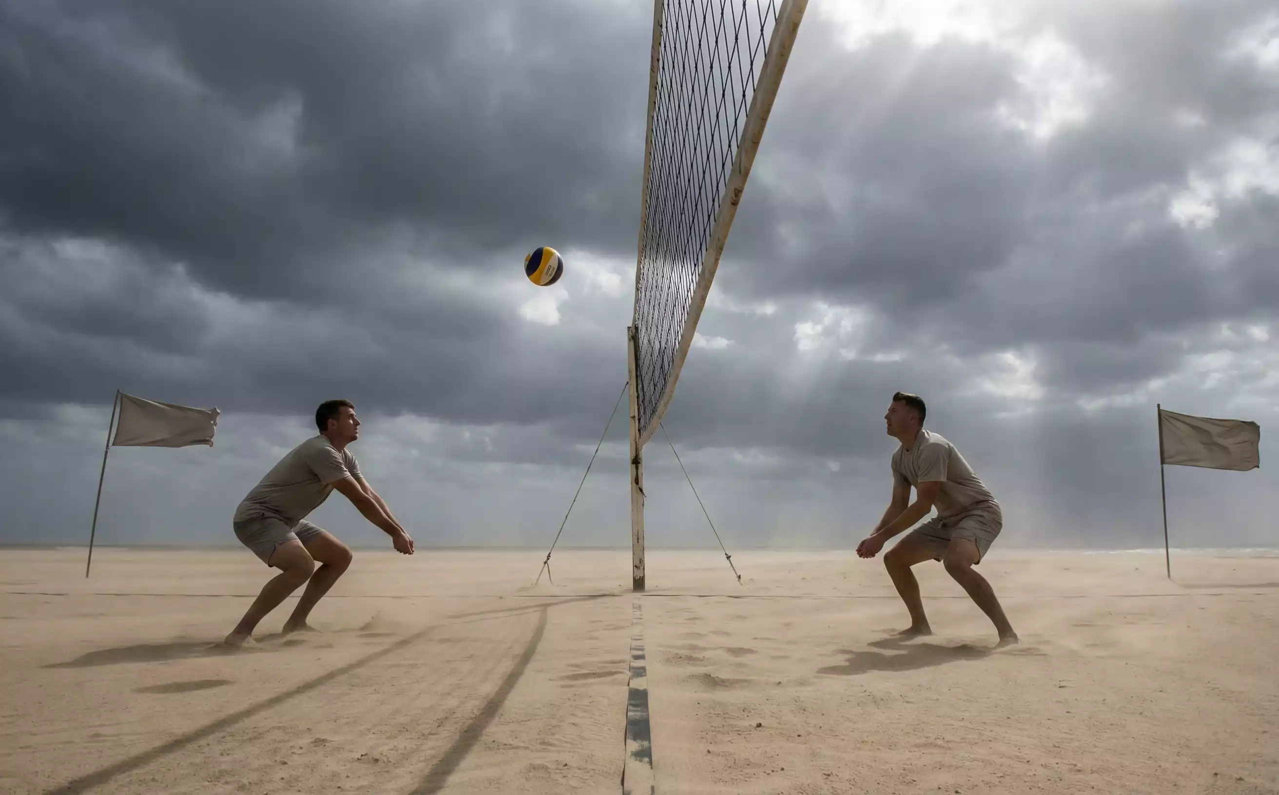 Beach Volleyball Spieler bei windigen Bedingungen am Strand