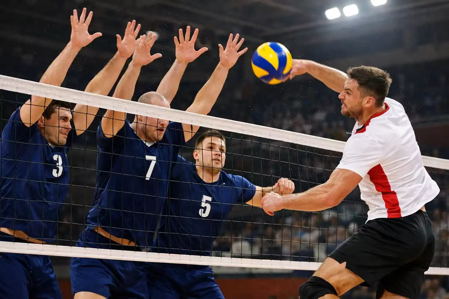 Männer-Volleyballteam während eines Angriffs am Netz
