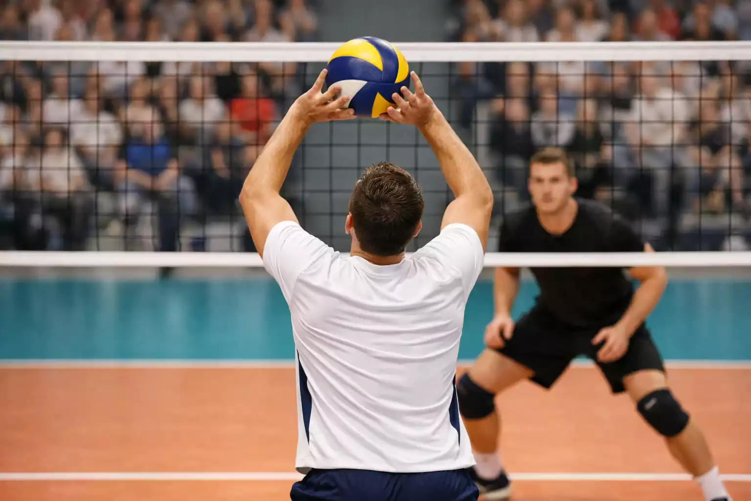 Volleyballspieler beim Zuspiel in einer modernen Sporthalle mit Tribünen