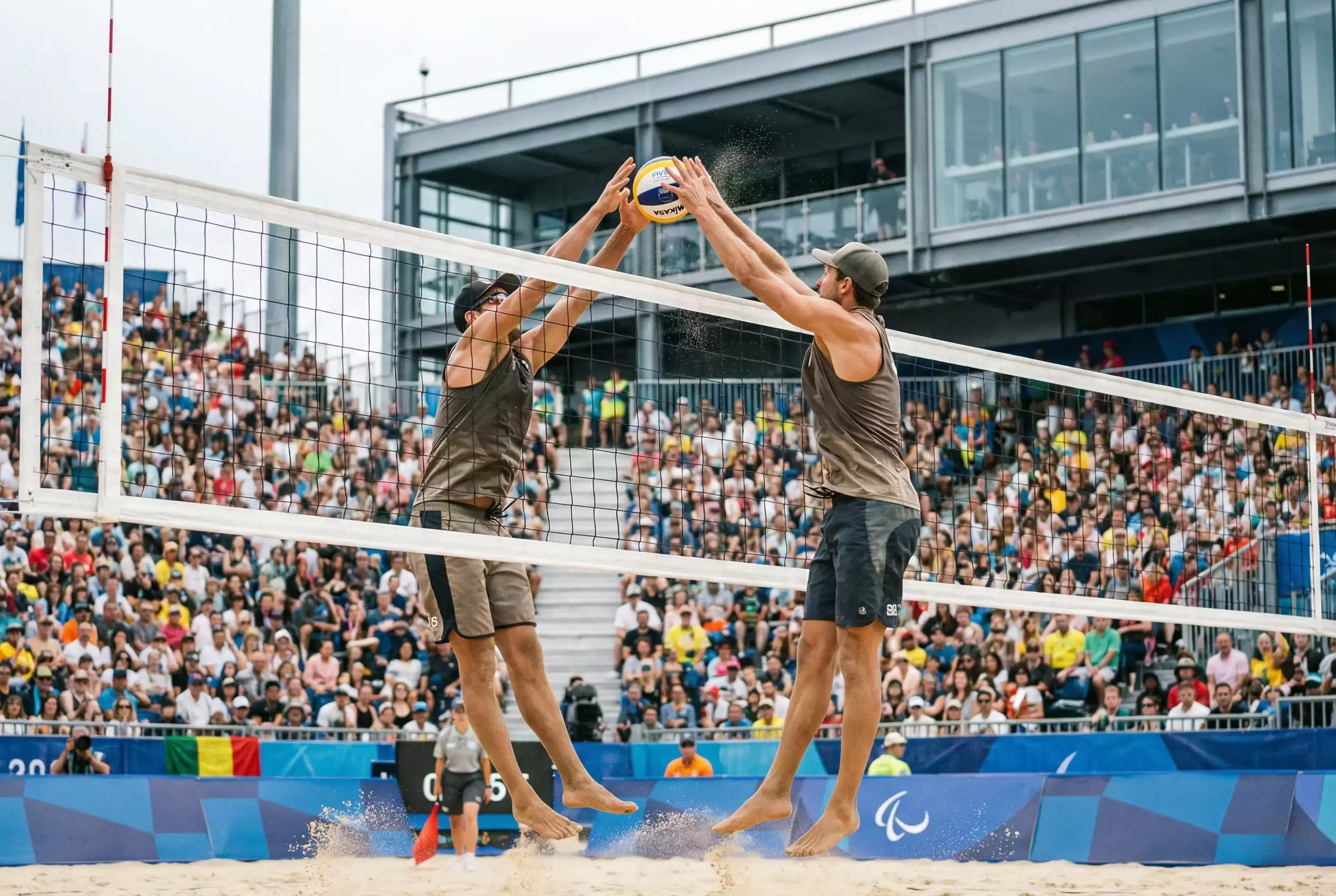 Olympisches Beachvolleyball-Turnier mit Athleten und Zuschauern