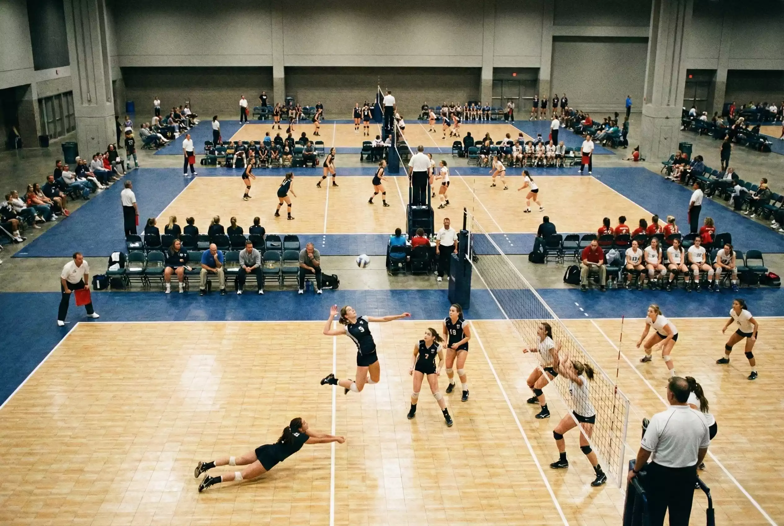 Mehrere Volleyball-Spiele gleichzeitig in einer Sporthalle