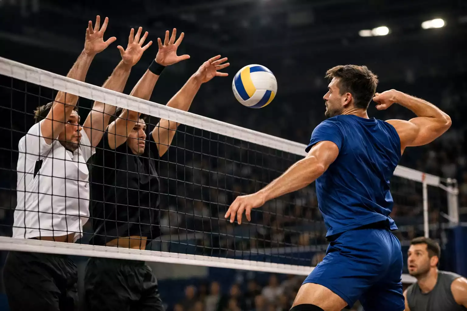 Intensiver Ballwechsel beim Volleyball mit Spielern auf beiden Seiten
