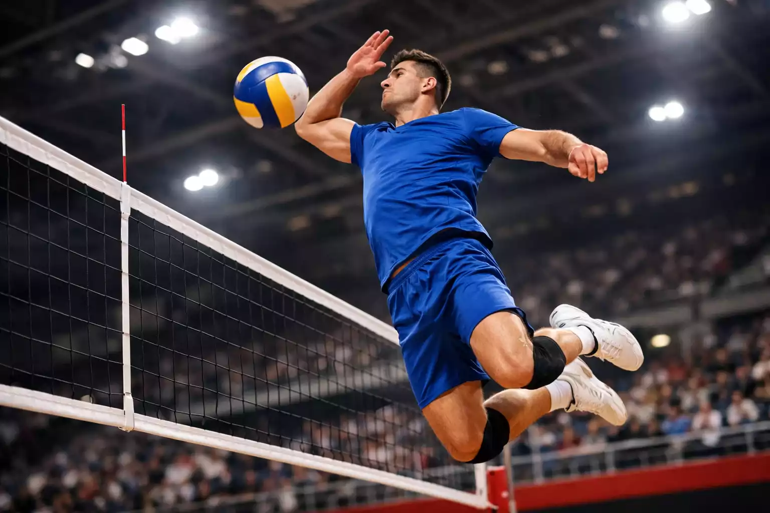 Volleyballspieler beim Angriff am Netz in einer Sporthalle